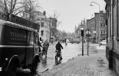 Zwart-witfoto uit 1968 van het kruispunt van de Maliebaan met de Nachtegaalstraat in Utrecht.
