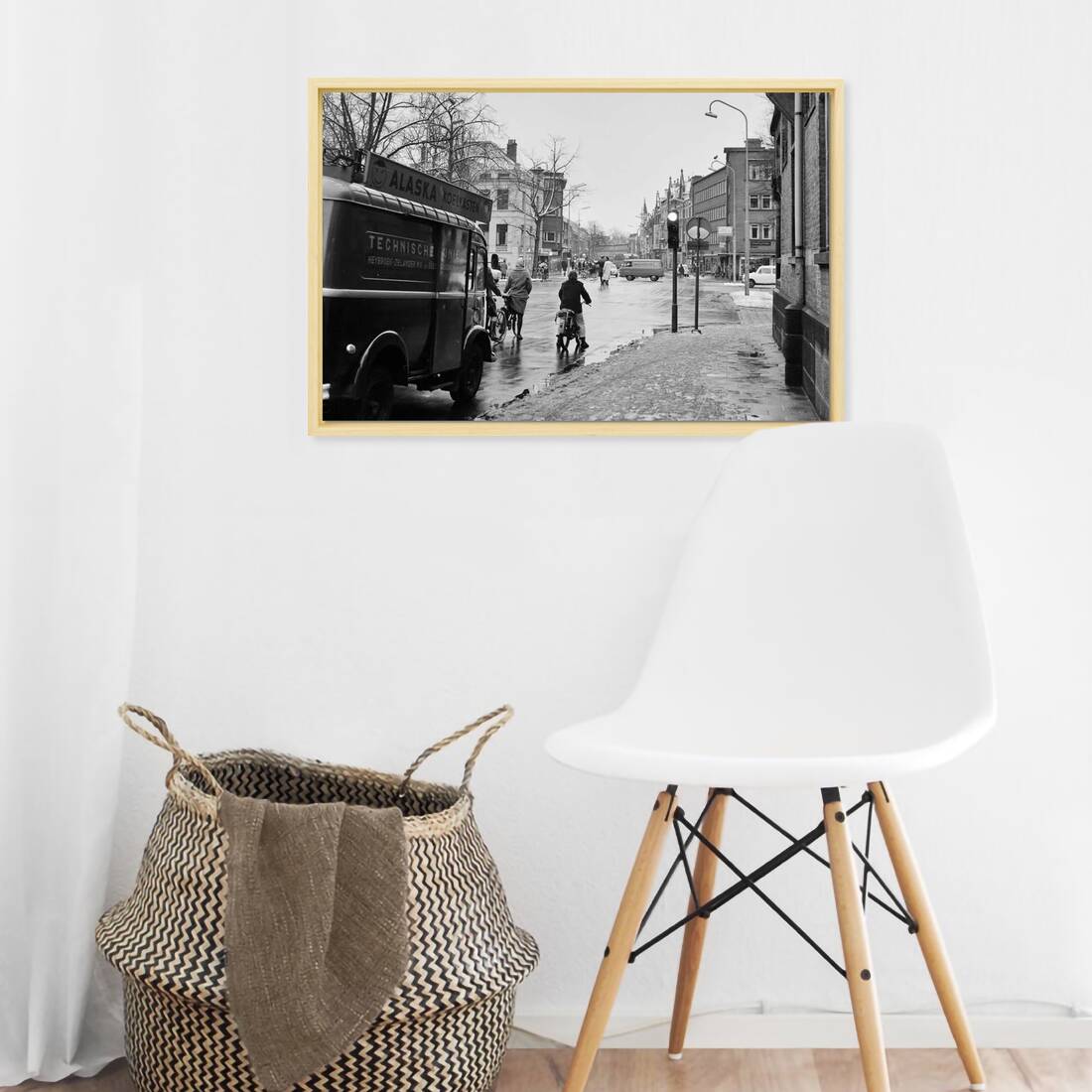 Zwart-witfoto uit 1968 van het kruispunt van de Maliebaan met de Nachtegaalstraat in Utrecht. – canvas naturel baklijst in keuken