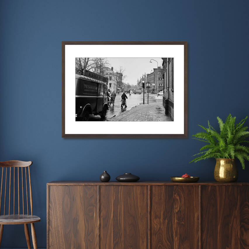 Zwart-witfoto uit 1968 van het kruispunt van de Maliebaan met de Nachtegaalstraat in Utrecht. – donkerbruine wissellijst in woonkamer