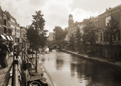 Zwart-witfoto uit 1905 van de Oudegracht in Utrecht.