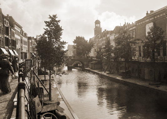 Zwart-witfoto uit 1905 van de Oudegracht in Utrecht.