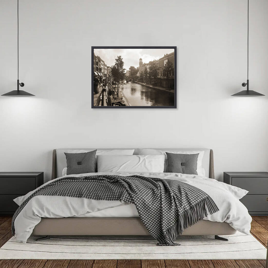 Zwart-witfoto uit 1905 van de Oudegracht in Utrecht. – canvas zwarte baklijst in slaapkamer
