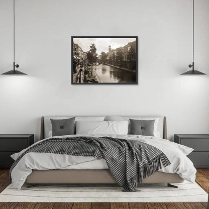 Zwart-witfoto uit 1905 van de Oudegracht in Utrecht. – canvas zwarte baklijst in slaapkamer