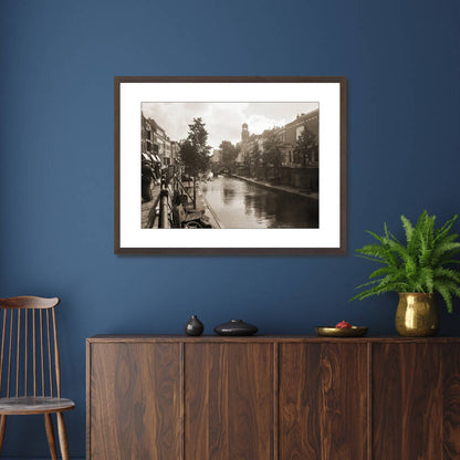 Zwart-witfoto uit 1905 van de Oudegracht in Utrecht. – donkerbruine wissellijst in woonkamer
