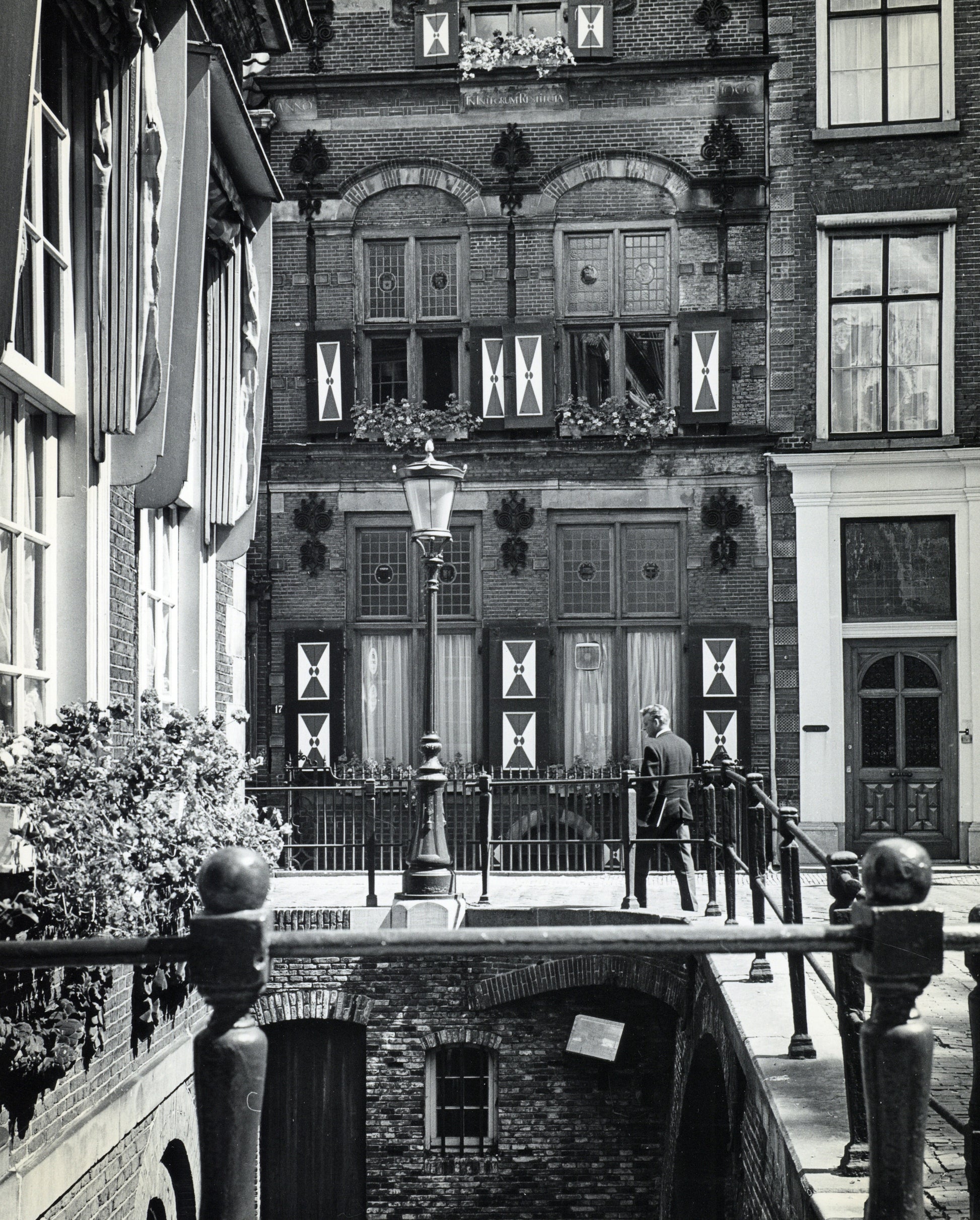 Zwart-witfoto uit 1965 van de voorgevel van het pand Drift 17 in Utrecht.