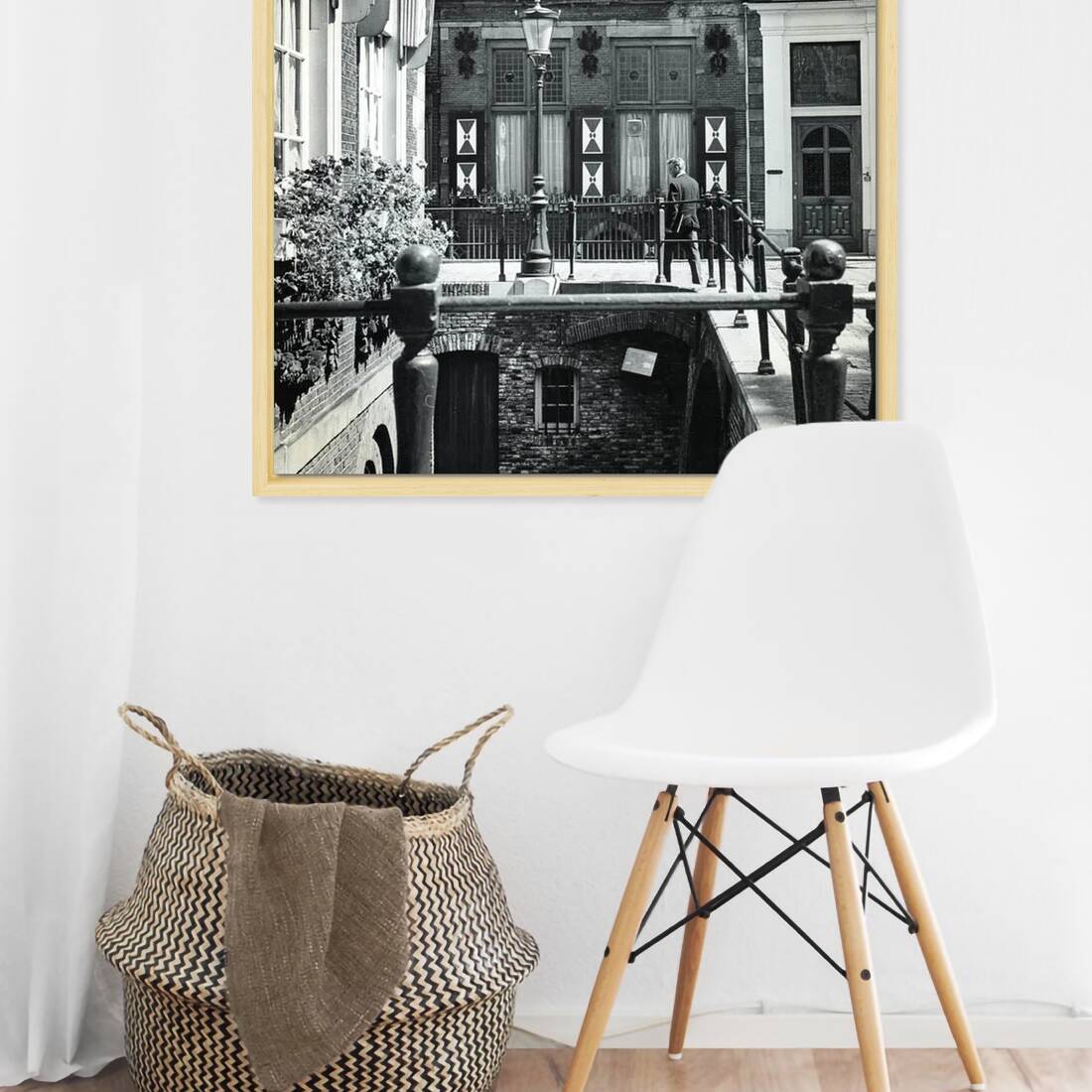 Zwart-witfoto uit 1965 van de voorgevel van het pand Drift 17 in Utrecht. – canvas naturel baklijst in keuken