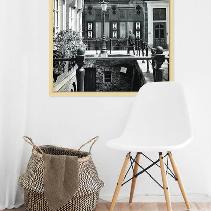 Zwart-witfoto uit 1965 van de voorgevel van het pand Drift 17 in Utrecht. – canvas naturel baklijst in keuken