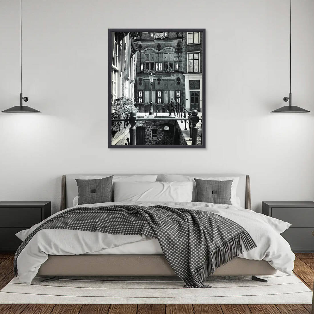 Zwart-witfoto uit 1965 van de voorgevel van het pand Drift 17 in Utrecht. – canvas zwarte baklijst in slaapkamer