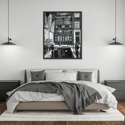 Zwart-witfoto uit 1965 van de voorgevel van het pand Drift 17 in Utrecht. – canvas zwarte baklijst in slaapkamer