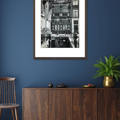 Zwart-witfoto uit 1965 van de voorgevel van het pand Drift 17 in Utrecht. – donkerbruine wissellijst in woonkamer