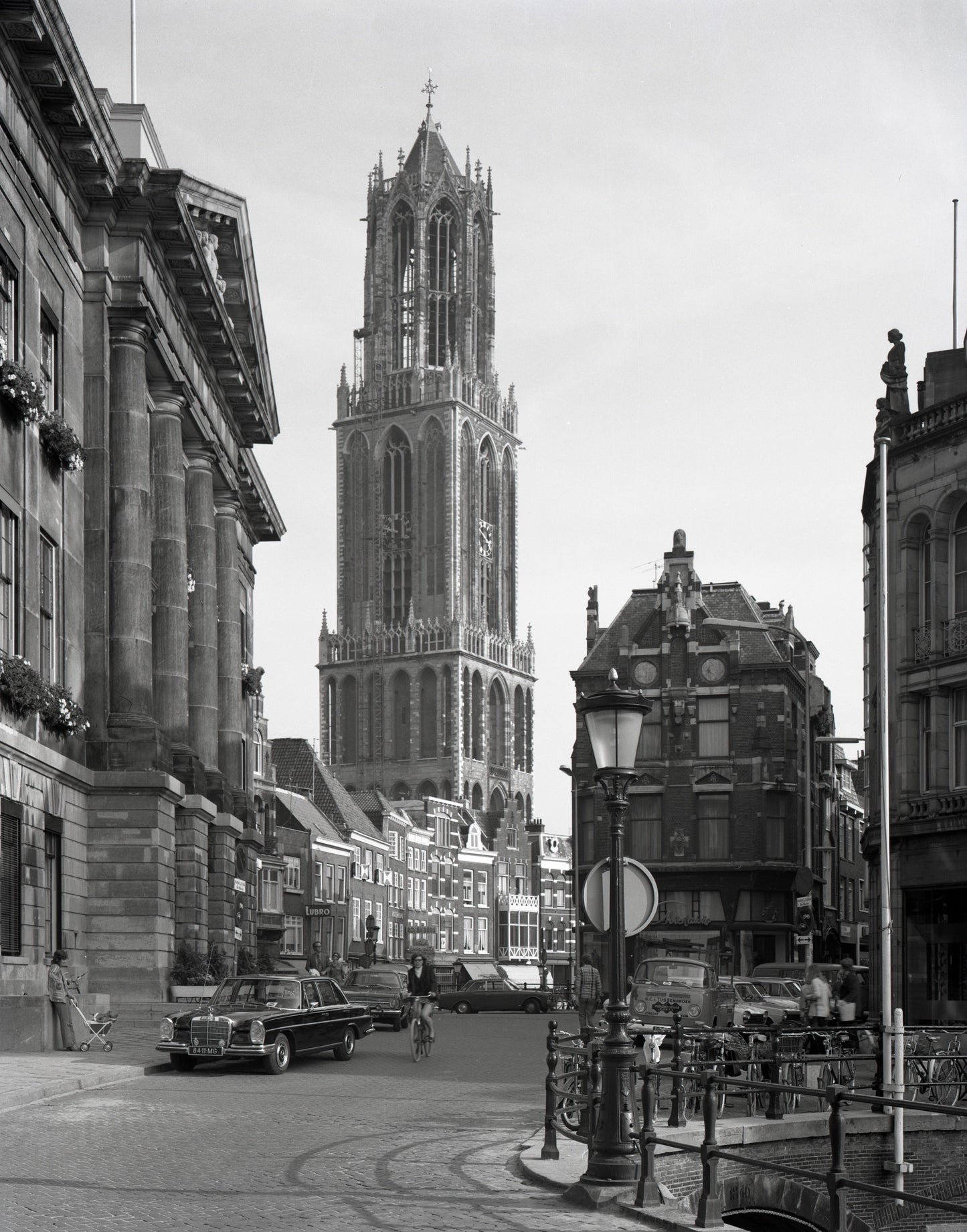 Zwart-witfoto uit 1972 van de Stadhuisbrug over de Oudegracht in Utrecht.