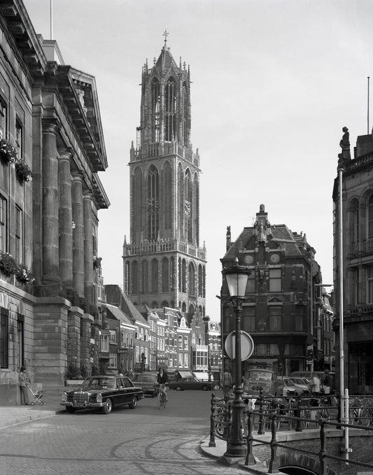 Zwart-witfoto uit 1972 van de Stadhuisbrug over de Oudegracht in Utrecht.