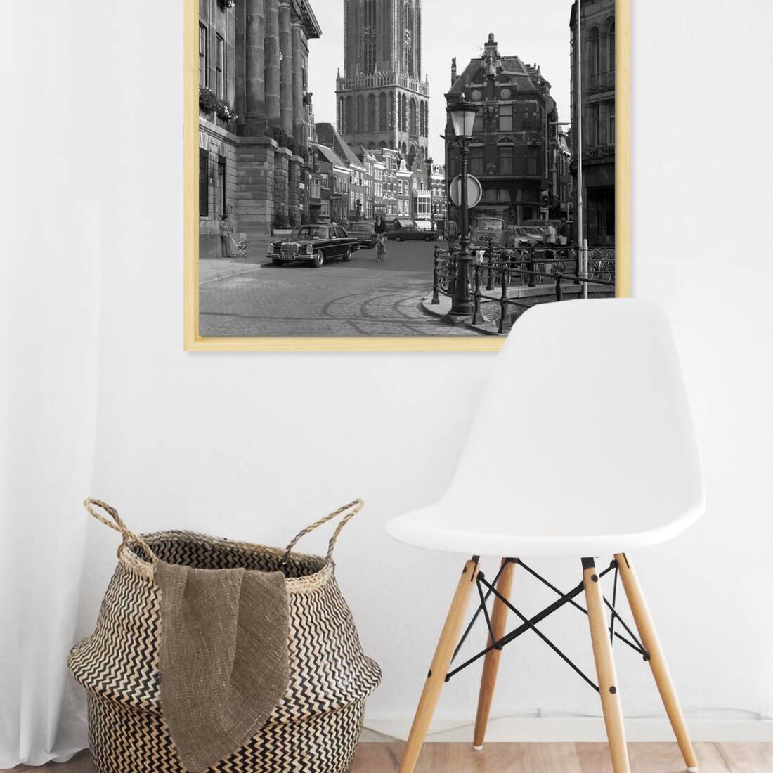 Zwart-witfoto uit 1972 van de Stadhuisbrug over de Oudegracht in Utrecht. – canvas naturel baklijst in keuken