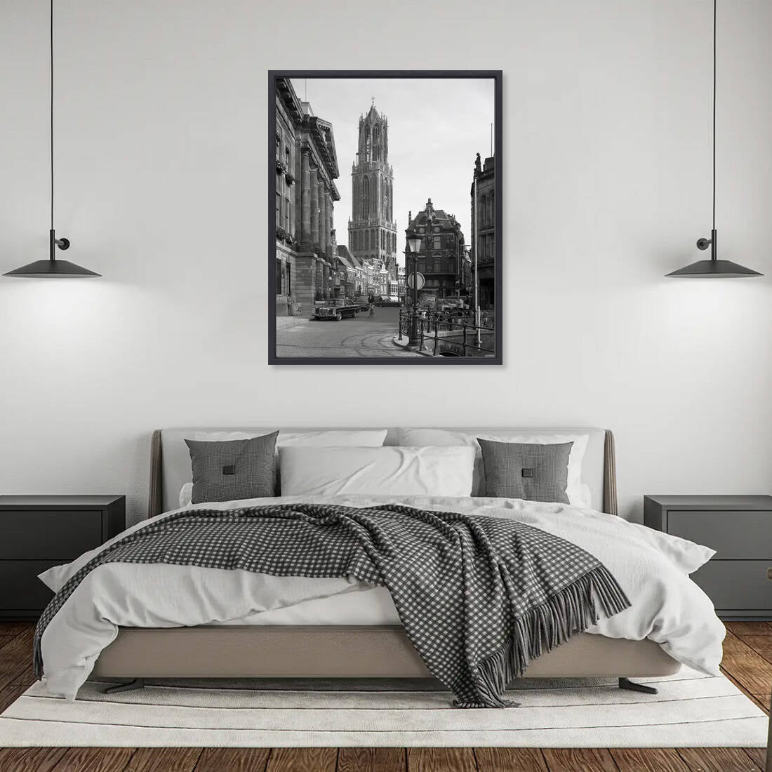 Zwart-witfoto uit 1972 van de Stadhuisbrug over de Oudegracht in Utrecht. – canvas zwarte baklijst in slaapkamer