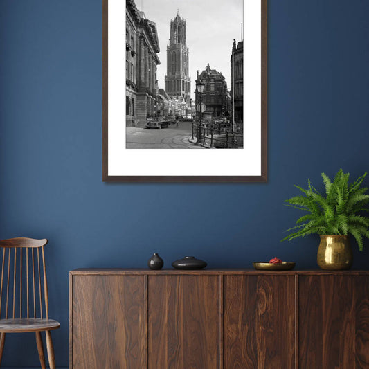 Zwart-witfoto uit 1972 van de Stadhuisbrug over de Oudegracht in Utrecht. – donkerbruine wissellijst in woonkamer