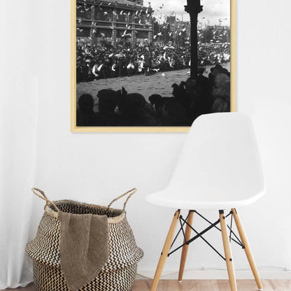Zwart-witfoto uit 1903 van het publiek bij een duivenwedvlucht op het Vredenburg in Utrecht. – canvas naturel baklijst in keuken