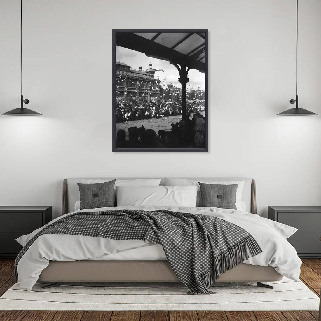 Zwart-witfoto uit 1903 van het publiek bij een duivenwedvlucht op het Vredenburg in Utrecht. – canvas zwarte baklijst in slaapkamer
