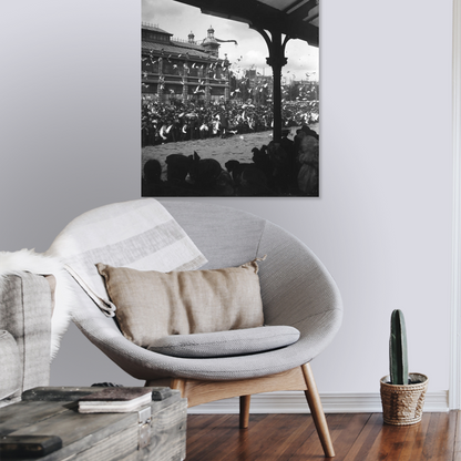 Zwart-witfoto uit 1903 van het publiek bij een duivenwedvlucht op het Vredenburg in Utrecht. – canvas zonder lijst in leeshoek