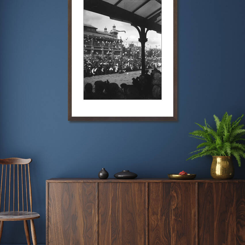 Zwart-witfoto uit 1903 van het publiek bij een duivenwedvlucht op het Vredenburg in Utrecht. – donkerbruine wissellijst in woonkamer