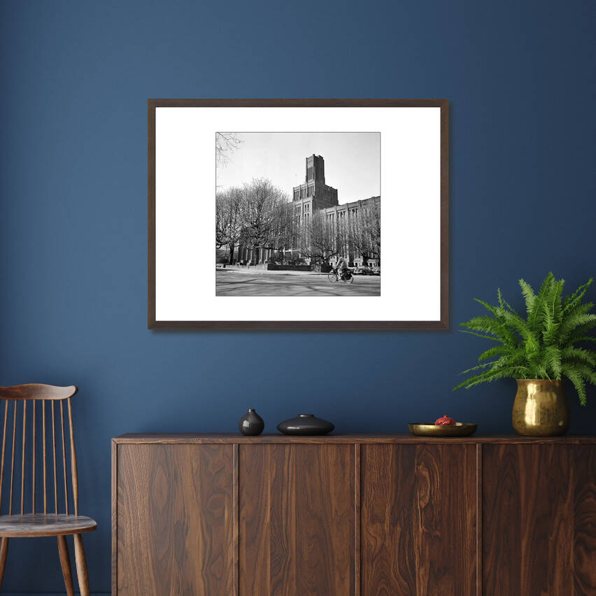 Zwart-witfoto uit 1964 van het Hoofdgebouw III van de Nederlandse Spoorwegen aan het Moreelsepark in Utrecht. – donkerbruine wissellijst in woonkamer