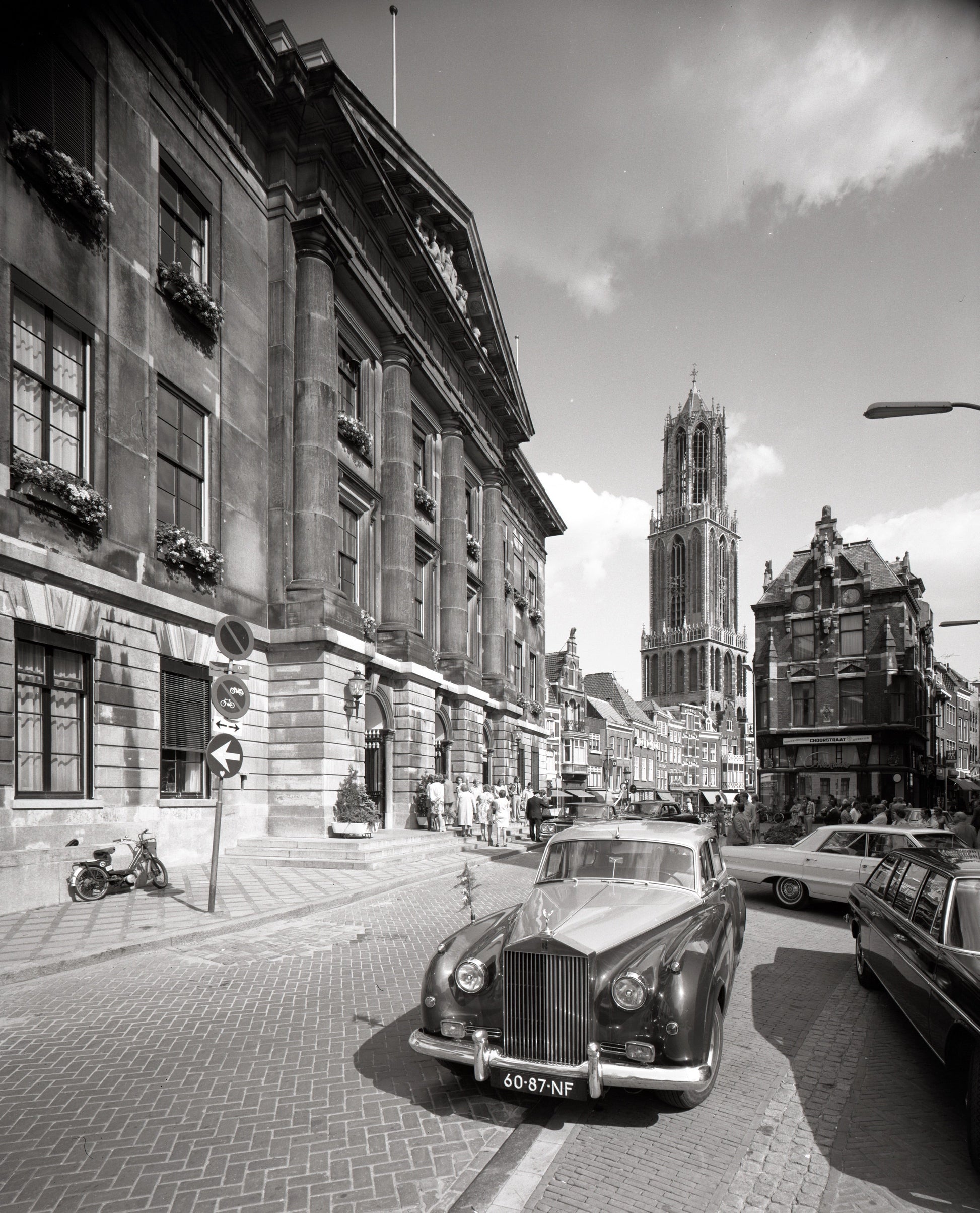 Zwart-witfoto uit 1973 van het Stadhuis, de Domtoren en de Vismarkt in Utrecht.