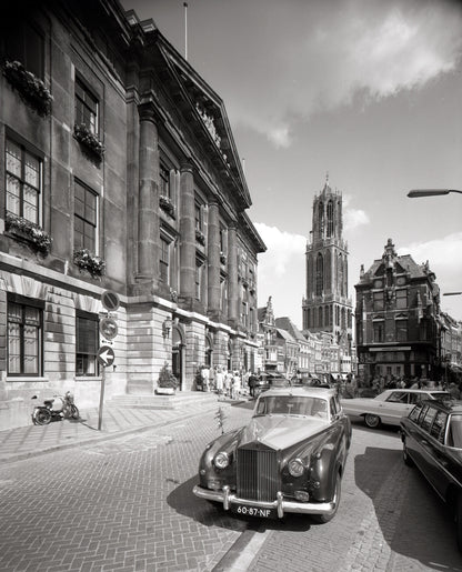 Zwart-witfoto uit 1973 van het Stadhuis, de Domtoren en de Vismarkt in Utrecht.