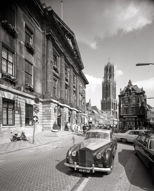 Zwart-witfoto uit 1973 van het Stadhuis, de Domtoren en de Vismarkt in Utrecht.