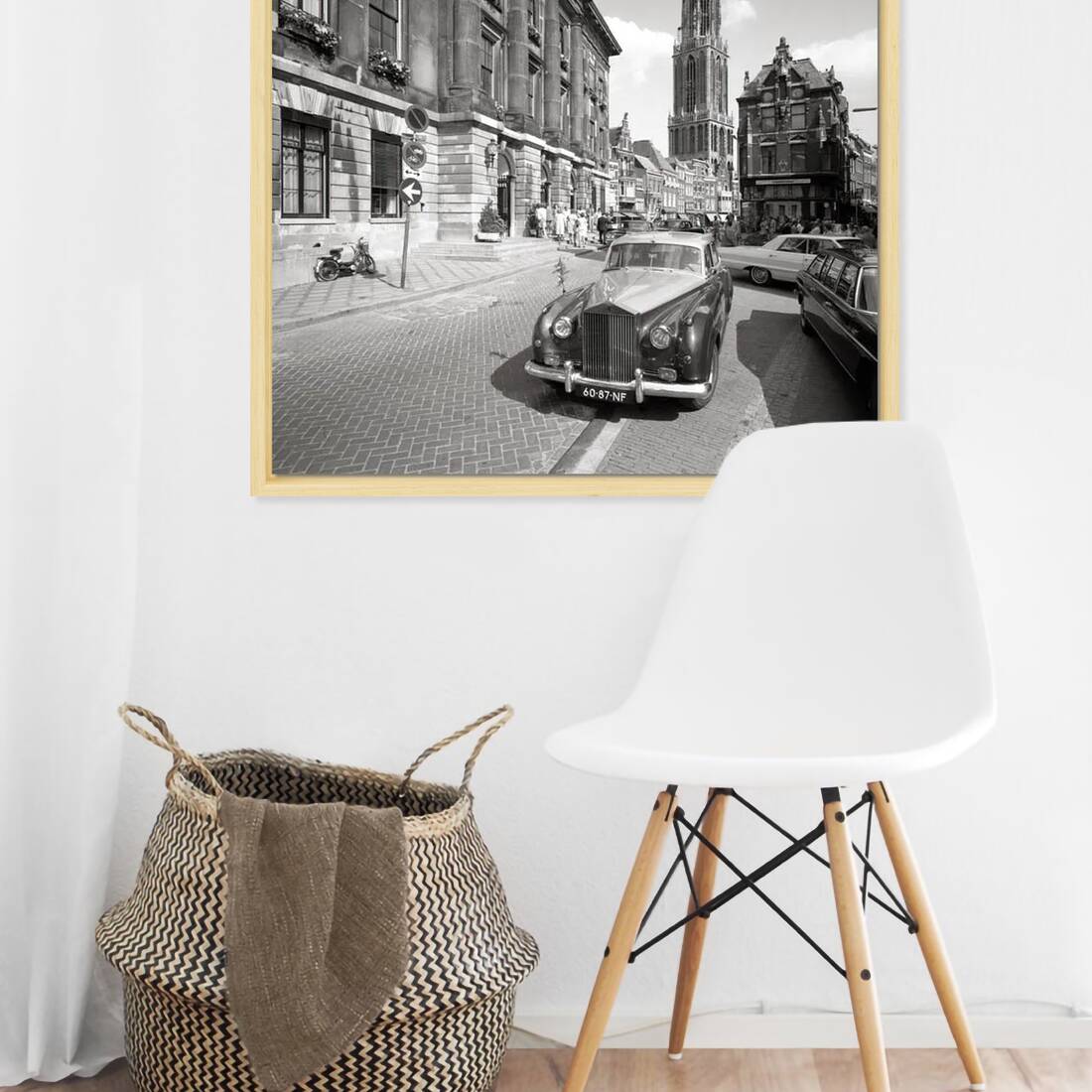 Zwart-witfoto uit 1973 van het Stadhuis, de Domtoren en de Vismarkt in Utrecht. – canvas naturel baklijst in keuken