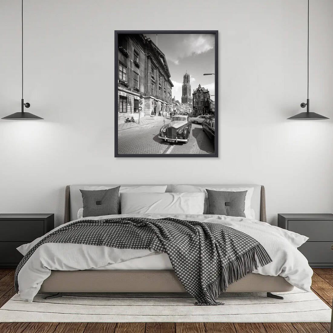 Zwart-witfoto uit 1973 van het Stadhuis, de Domtoren en de Vismarkt in Utrecht. – canvas zwarte baklijst in slaapkamer