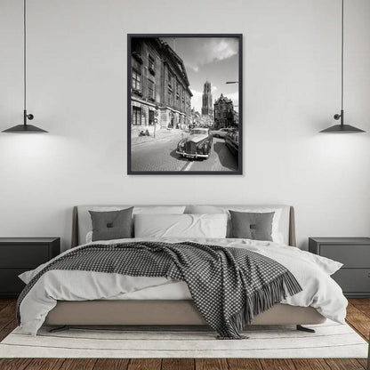 Zwart-witfoto uit 1973 van het Stadhuis, de Domtoren en de Vismarkt in Utrecht. – canvas zwarte baklijst in slaapkamer