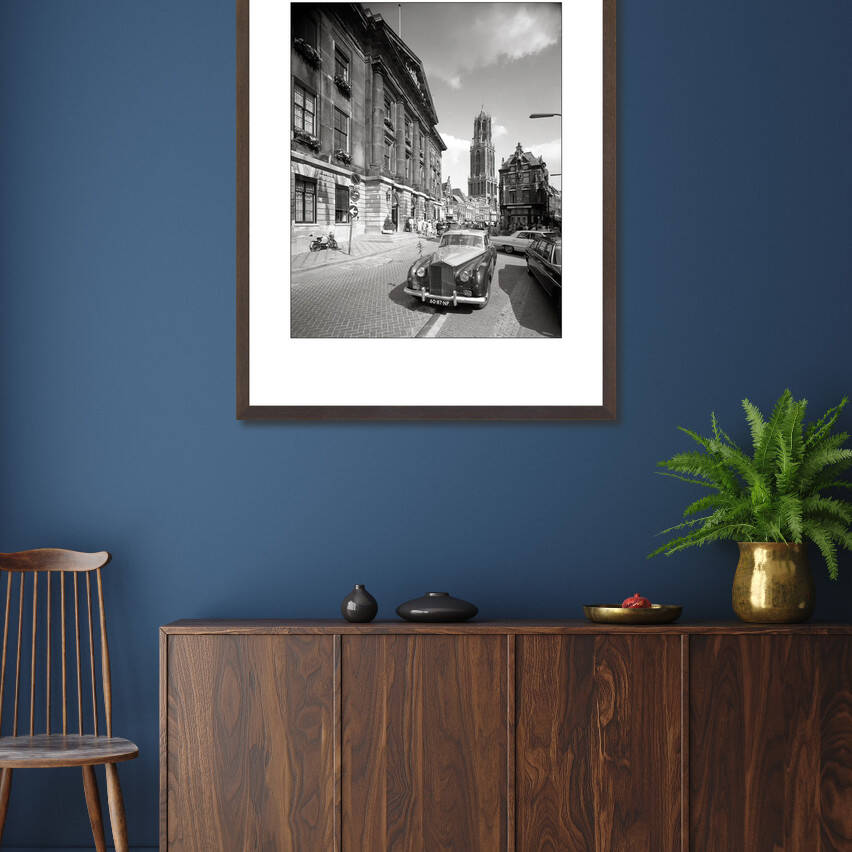 Zwart-witfoto uit 1973 van het Stadhuis, de Domtoren en de Vismarkt in Utrecht. – donkerbruine wissellijst in woonkamer