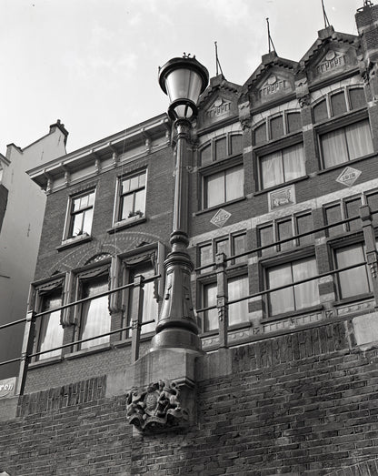 Zwart-witfoto uit 1972 van de historische consolelantaarn 'De Engelse Koningin' in Utrecht.