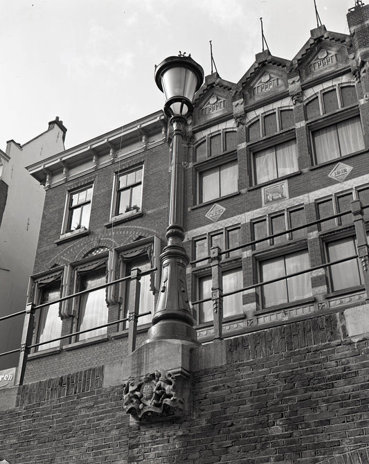 Zwart-witfoto uit 1972 van de historische consolelantaarn 'De Engelse Koningin' in Utrecht.