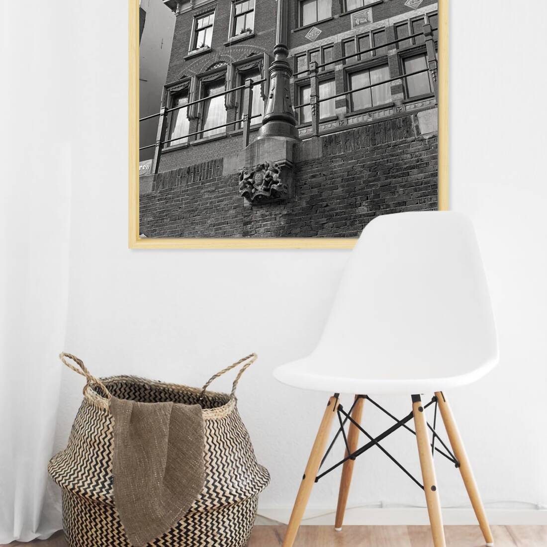 Zwart-witfoto uit 1972 van de historische consolelantaarn 'De Engelse Koningin' in Utrecht. – canvas naturel baklijst in keuken