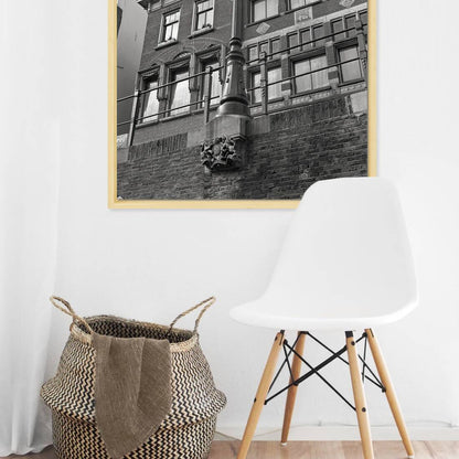 Zwart-witfoto uit 1972 van de historische consolelantaarn 'De Engelse Koningin' in Utrecht. – canvas naturel baklijst in keuken