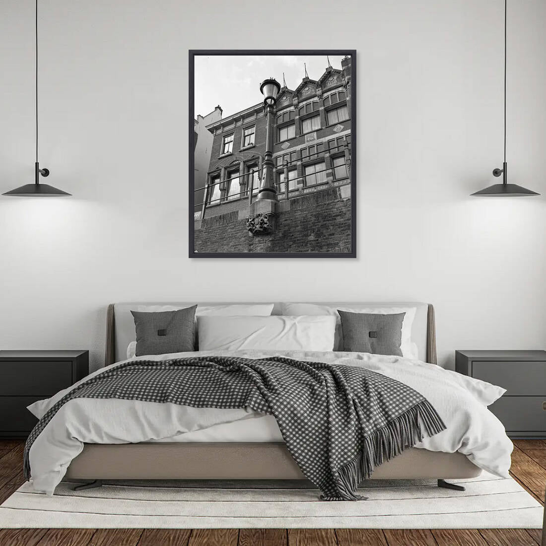 Zwart-witfoto uit 1972 van de historische consolelantaarn 'De Engelse Koningin' in Utrecht. – canvas zwarte baklijst in slaapkamer