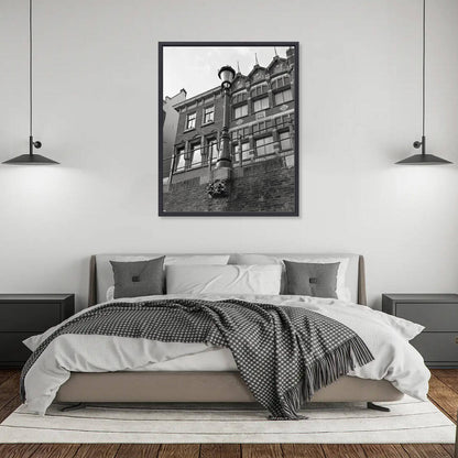 Zwart-witfoto uit 1972 van de historische consolelantaarn 'De Engelse Koningin' in Utrecht. – canvas zwarte baklijst in slaapkamer