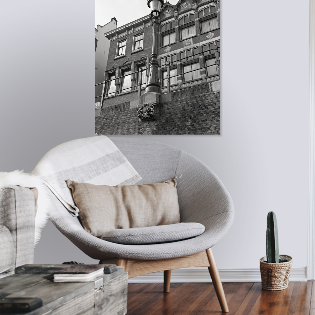 Zwart-witfoto uit 1972 van de historische consolelantaarn 'De Engelse Koningin' in Utrecht. – canvas zonder lijst in leeshoek