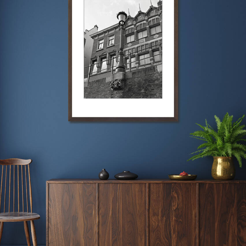 Zwart-witfoto uit 1972 van de historische consolelantaarn 'De Engelse Koningin' in Utrecht. – donkerbruine wissellijst in woonkamer