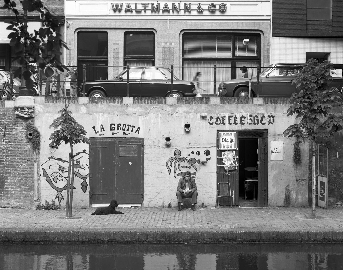 Zwart-witfoto uit 1973 van de voorgevel van het pand Oudegracht 92 in Utrecht.
