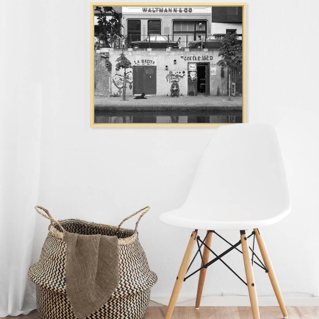 Zwart-witfoto uit 1973 van de voorgevel van het pand Oudegracht 92 in Utrecht. – canvas naturel baklijst in keuken