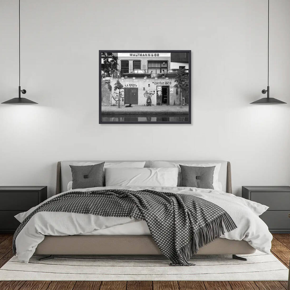 Zwart-witfoto uit 1973 van de voorgevel van het pand Oudegracht 92 in Utrecht. – canvas zwarte baklijst in slaapkamer