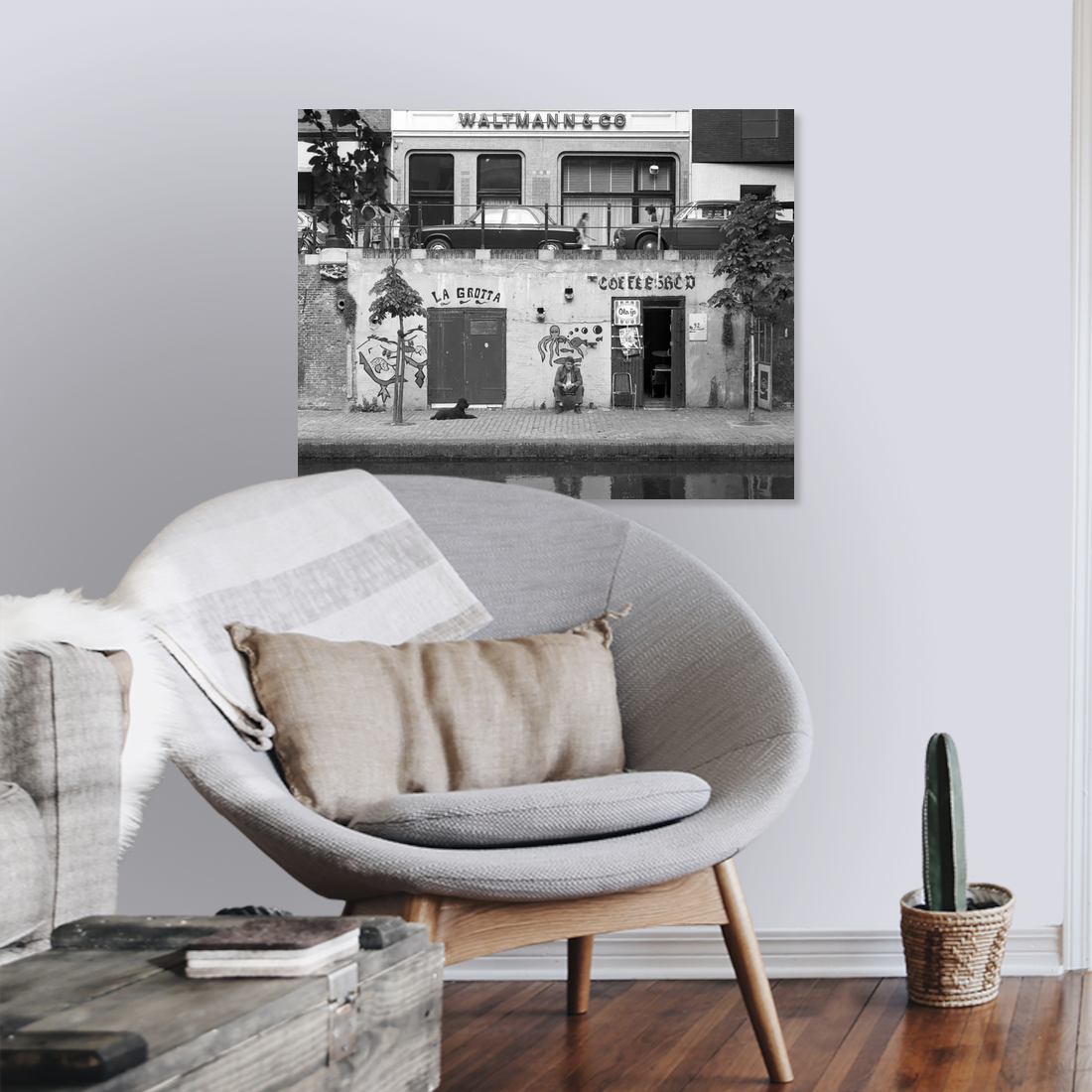 Zwart-witfoto uit 1973 van de voorgevel van het pand Oudegracht 92 in Utrecht. – canvas zonder lijst in leeshoek