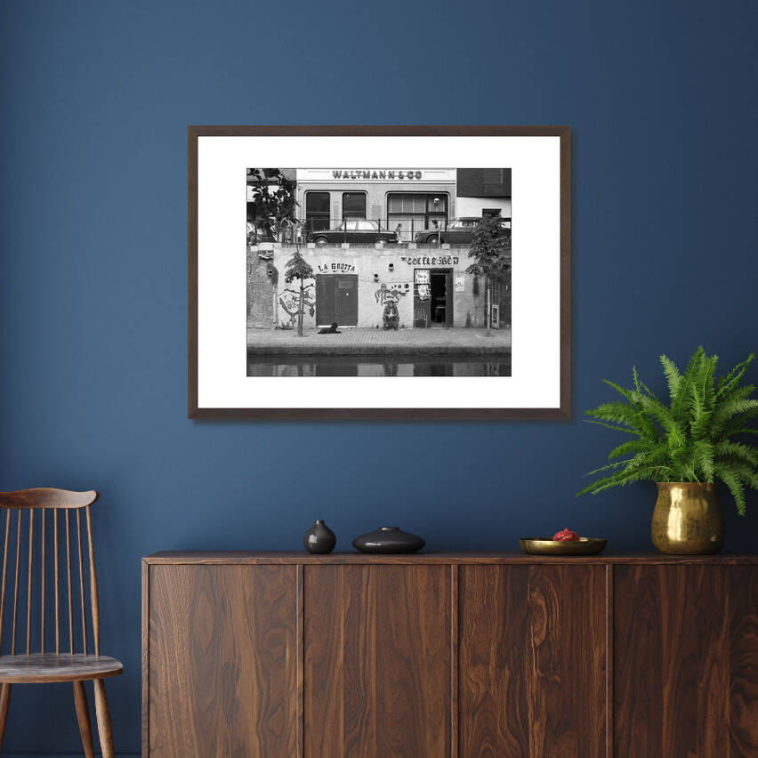 Zwart-witfoto uit 1973 van de voorgevel van het pand Oudegracht 92 in Utrecht. – donkerbruine wissellijst in woonkamer