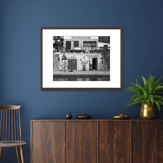 Zwart-witfoto uit 1973 van de voorgevel van het pand Oudegracht 92 in Utrecht. – donkerbruine wissellijst in woonkamer