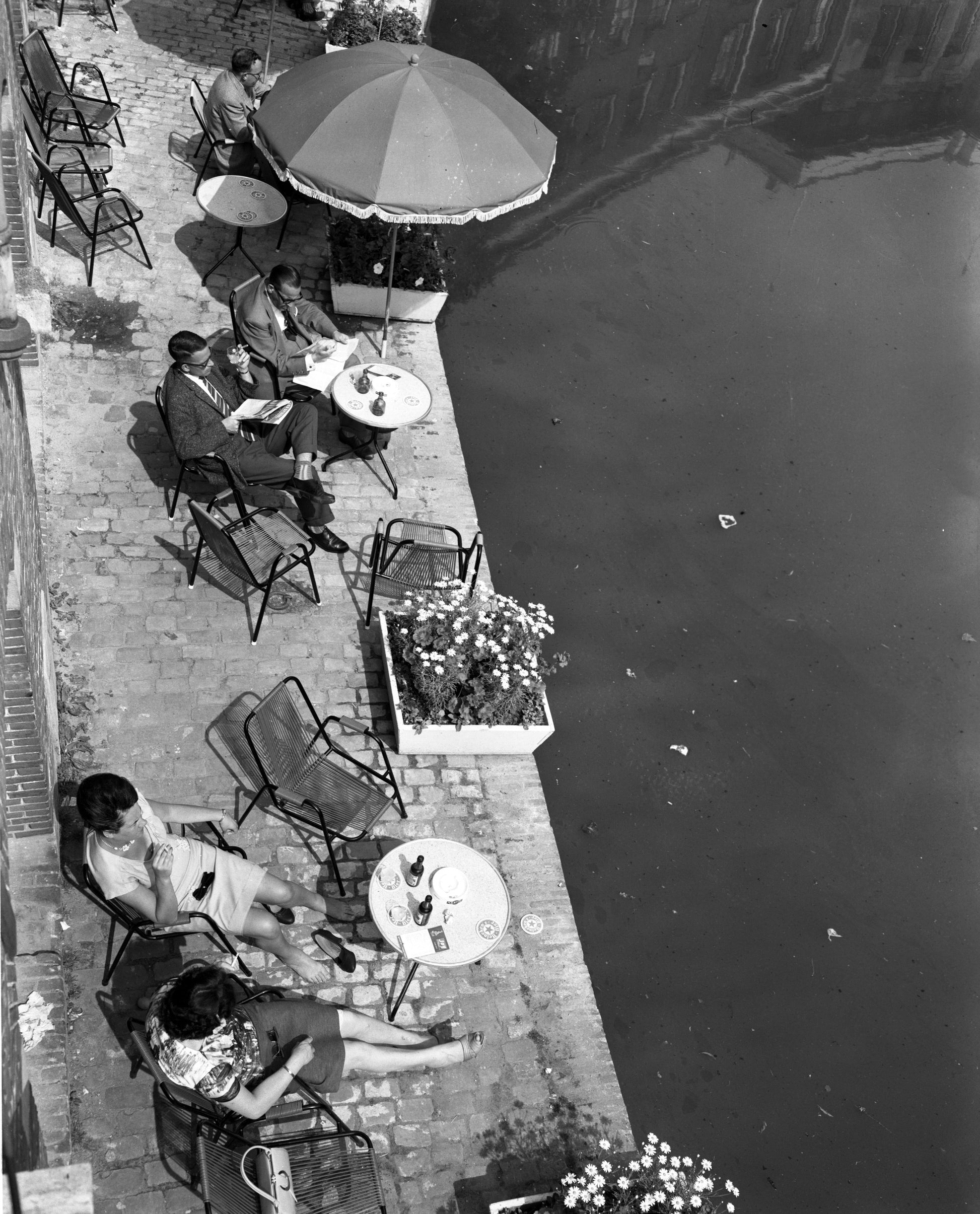 Zwart-witfoto uit 1965 van een werfterras aan de Oudegracht in Utrecht.