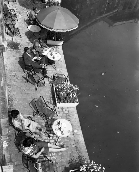 Zwart-witfoto uit 1965 van een werfterras aan de Oudegracht in Utrecht.