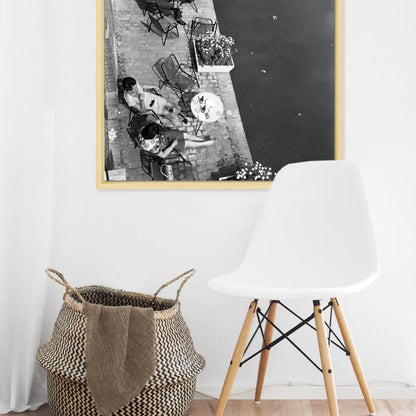 Zwart-witfoto uit 1965 van een werfterras aan de Oudegracht in Utrecht. – canvas naturel baklijst in keuken