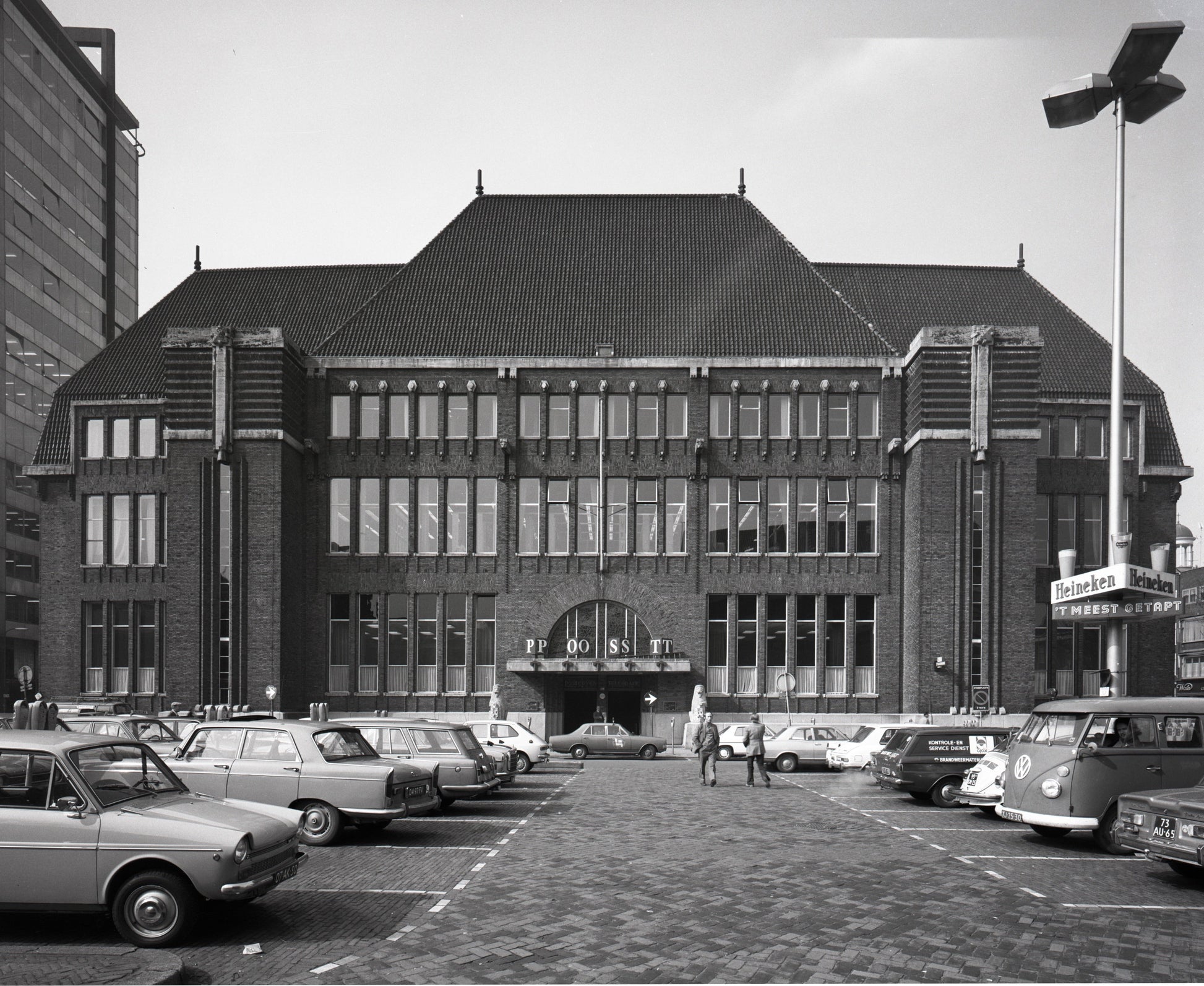 Zwart-witfoto uit 1974 van de voorgevel van het Hoofdpostkantoor op de Neude in Utrecht.