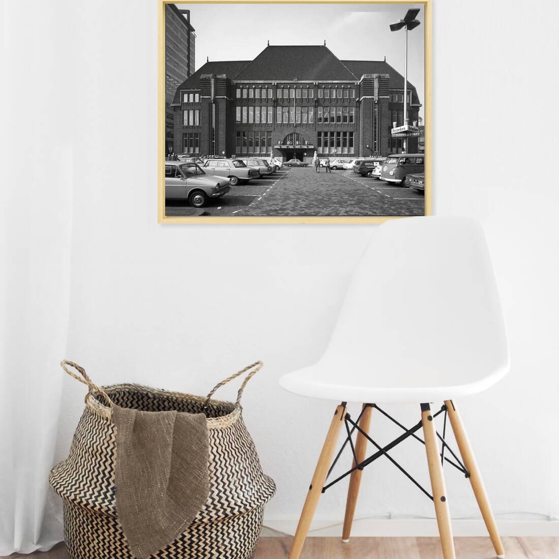 Zwart-witfoto uit 1974 van de voorgevel van het Hoofdpostkantoor op de Neude in Utrecht. – canvas naturel baklijst in keuken